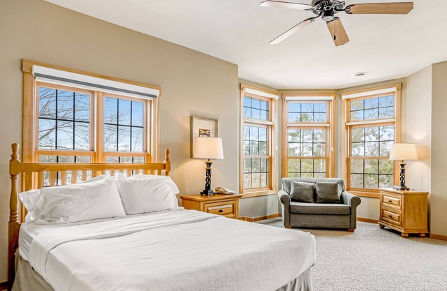 Comfortable lakefront studio with balcony, kitchenette, pool, gym, & hot tubs
