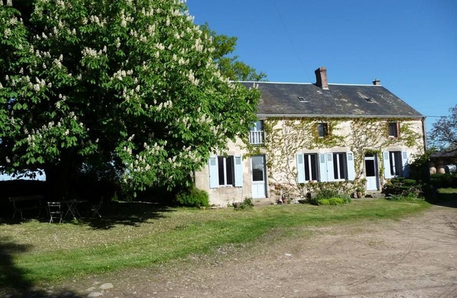 Comfortable rooms with shaded garden in a 19th-century farm near Châteauroux