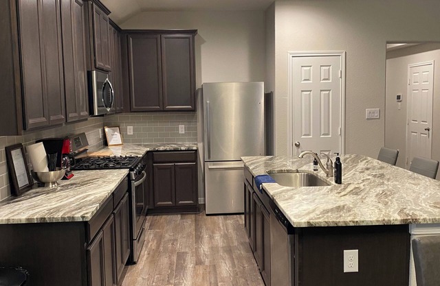 Comfortable space! Minutes from shopping, restaurants and Largo Mar Lagoon.