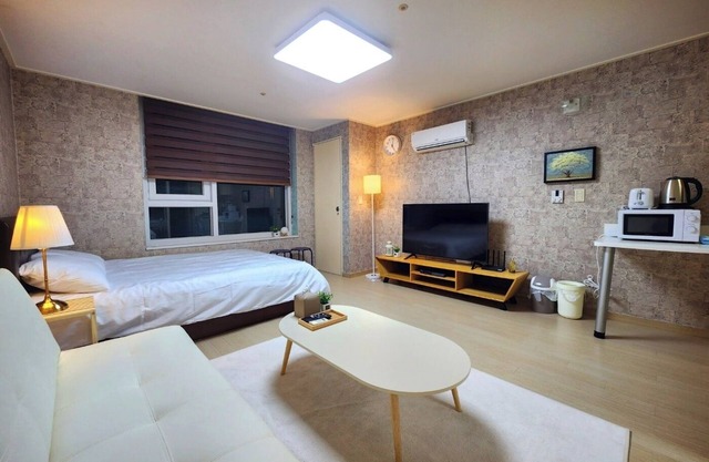 "Comfortable Stay Near Gangnam Station- Great Location&Easy Access!"