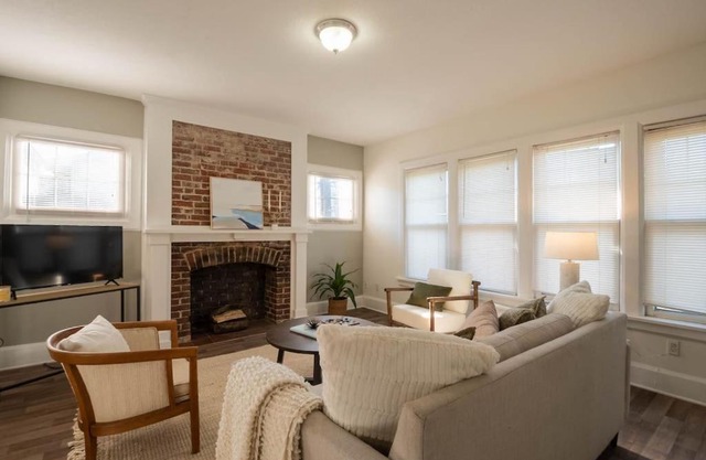Comfortable Stylish Home Minutes from Downtown