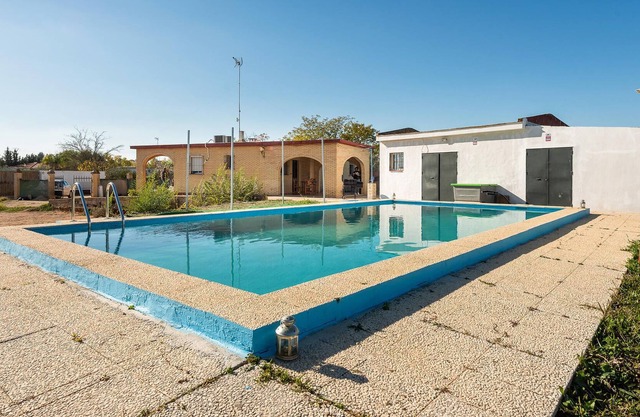 Comfortable vacation home west of Seville on the Rio Guadiamar.
