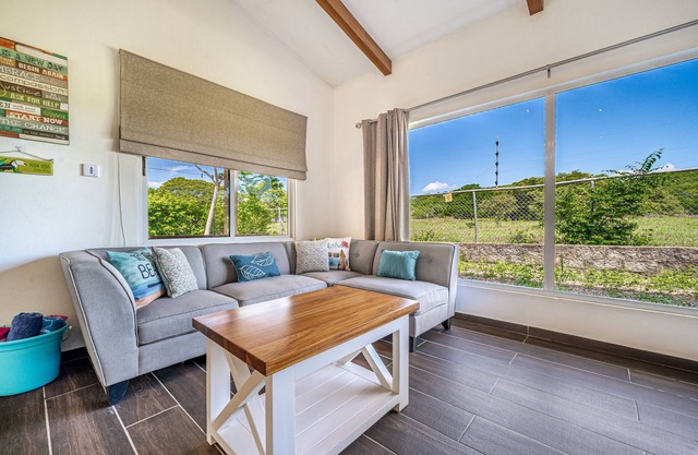Comfortable villa with 2 king beds, fast Wi-Fi, full kitchen & patio