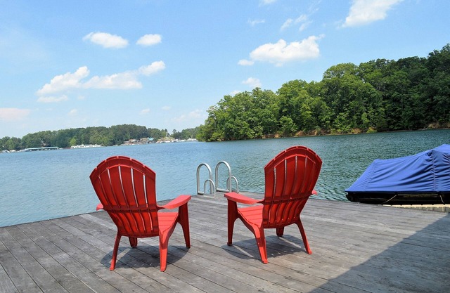 Comfortably Designed Lake Keowee Waterfront, Minutes to Clemson- In Seneca