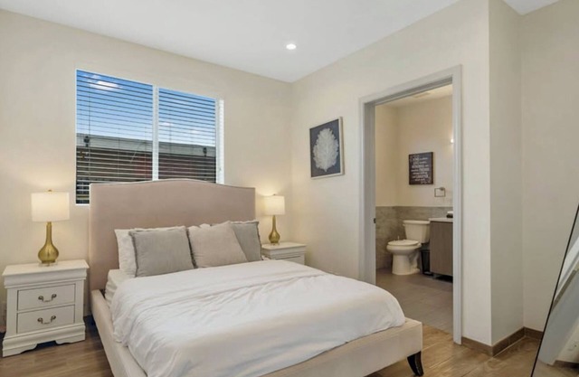 Comfy 2bed apartment with Private Balcony, Rooftop, & A/C near Griffith Park