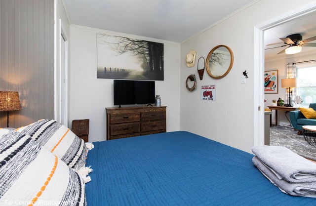 Comfy Dog Friendly Cottage w/Large Fenced Yard