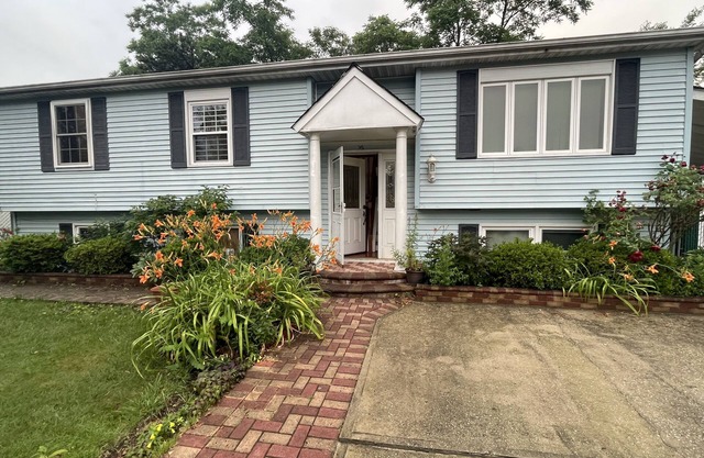 Comfy family-sized home near the heart of Farmingdale