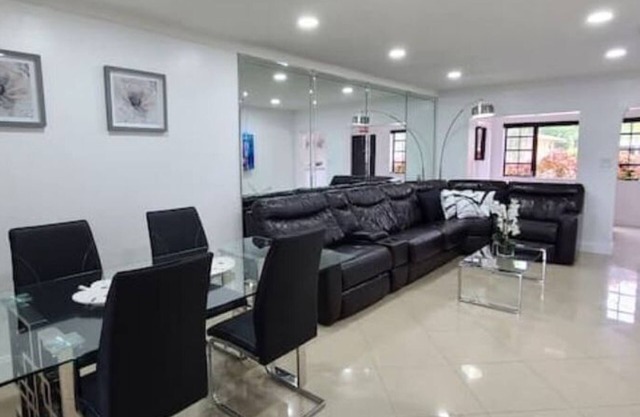 Comfy home well located 10 min to Hollywood beach!