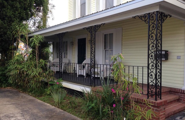 Comfy King, queen pullout, relaxing front Porch, Short Walk To Downtown