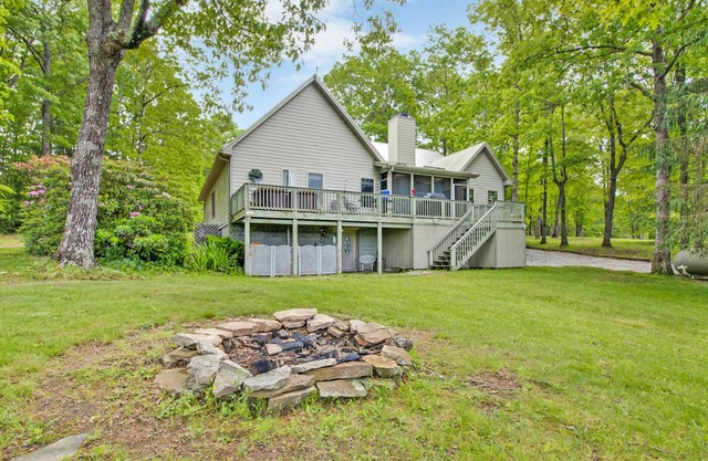 Comfy Mountain Top Home, Pet Friendly, Great Sunsets & Star Gazing from Hot Tub
