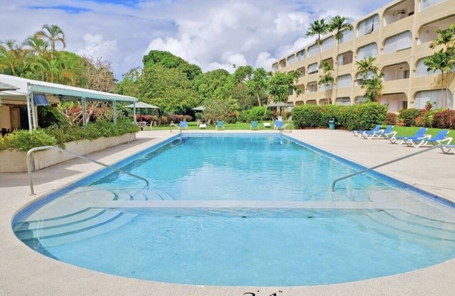 Comfy & peaceful apartment in tropical gardens with pool. 7mins walk to beach!