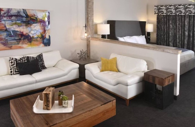 Comfy & Spacious Broken Arrow Retreat w/Hot Breakfast! On-site Pool