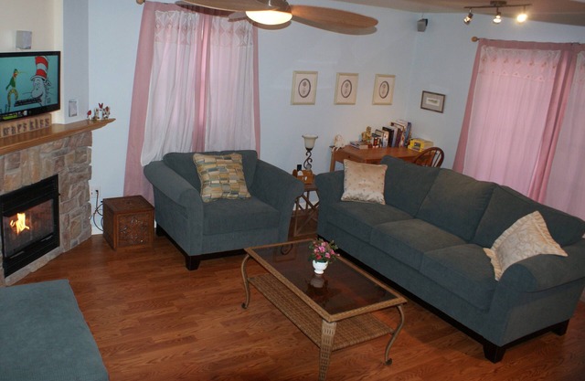 Comfy Townhome nearby Dutch Wonderland, Farms, & Tanger/Rockvale Outlets