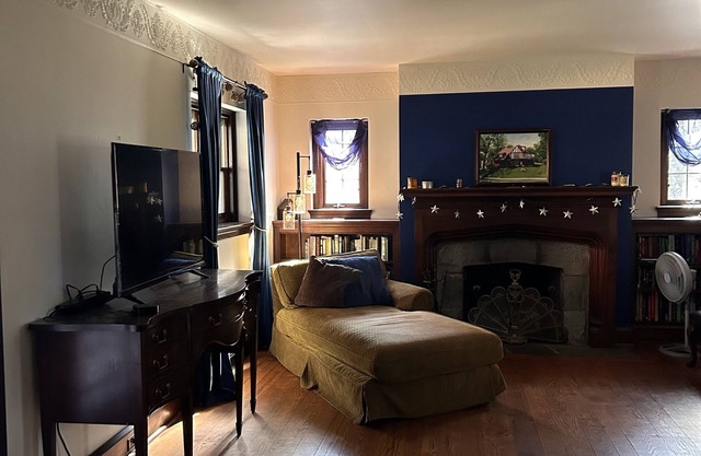 Comfy Tudor in suburban setting, 5mi from Center City Philadelphia. Coffee bar!