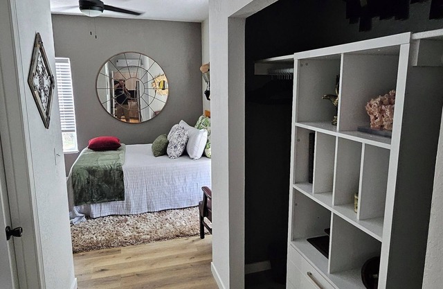 Comfy unit centrally located and convienent to nightlife.