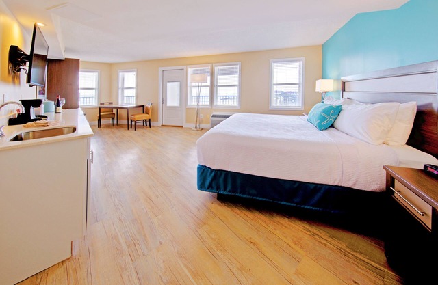 Commander Hotel & Suites