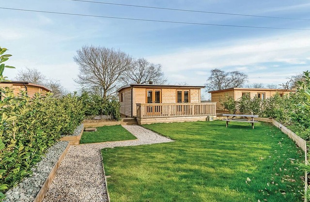 Compact lodge finished to a high standard with one double and one with bunks.