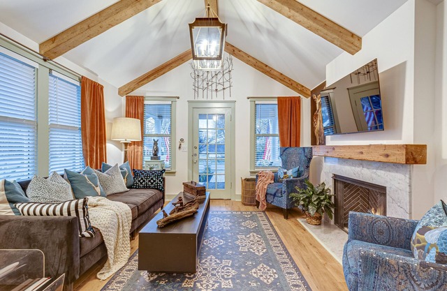 Completely Renovated Historical Cottage - Walking distance to Downtown Franklin