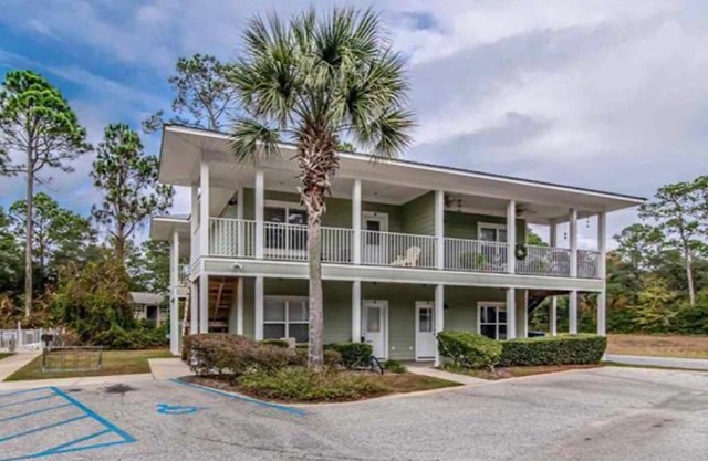 Condo w Pool near beaches, dining, shopping, etc