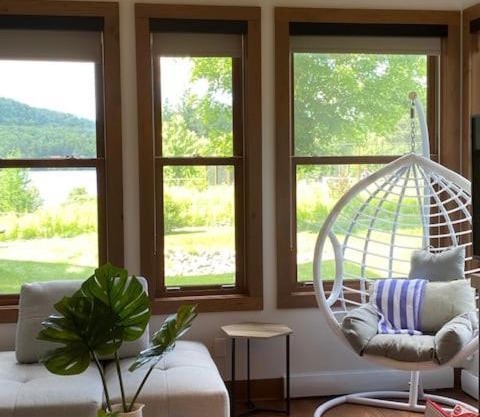 Condo with breathtaking view of the lake