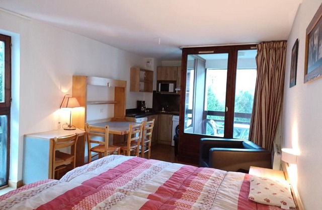 Confortable studio 2* avec balcon, double exposition et parking, proche du centre de Brides-les-Bains - FR-1-512-108