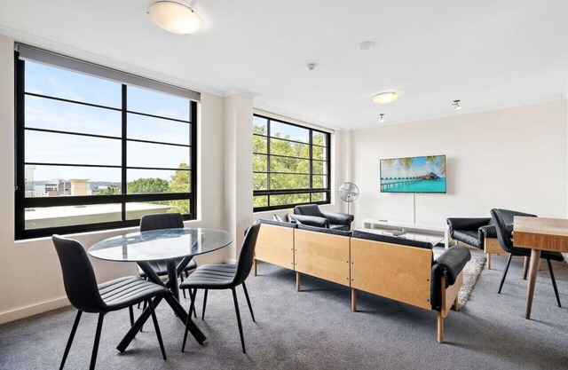 Contemporary 2 BR APT with Harbour Views & Parking