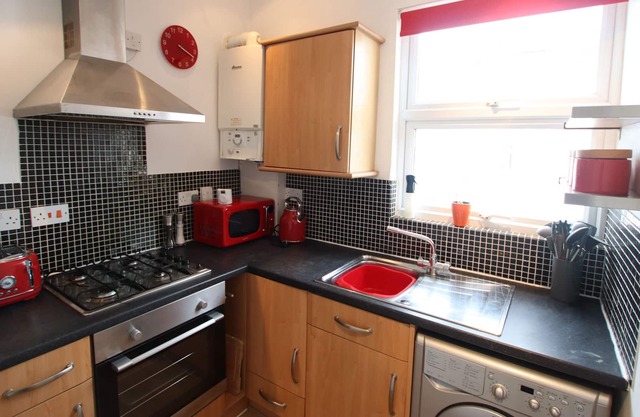 Contemporary 2 bed flat in Bristol, free parking