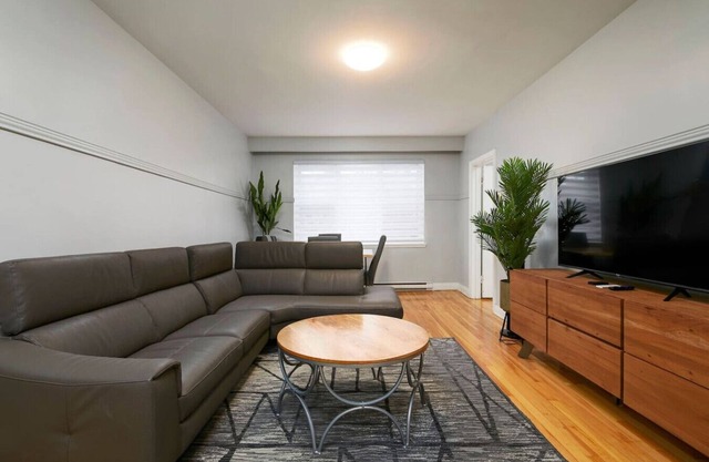 Contemporary 2BR – Stylish Comfort on MTL West