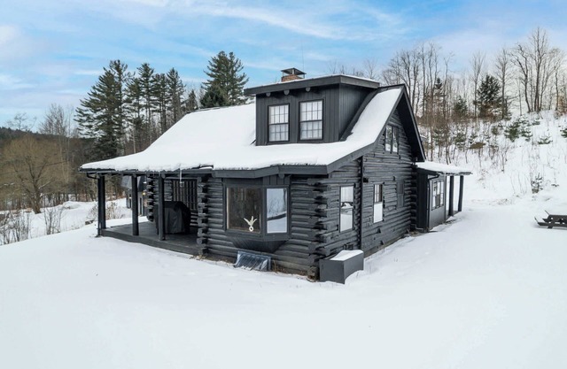 Contemporary 4-BR Cabin 5-min to Okemo