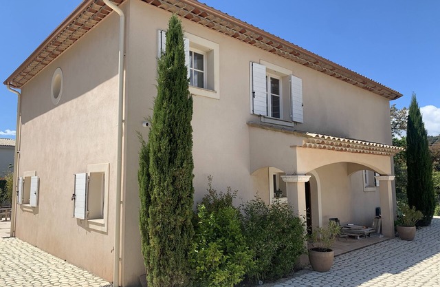 Contemporary Bastide 150 m2 with swimming pool and Spa. Large terraces.