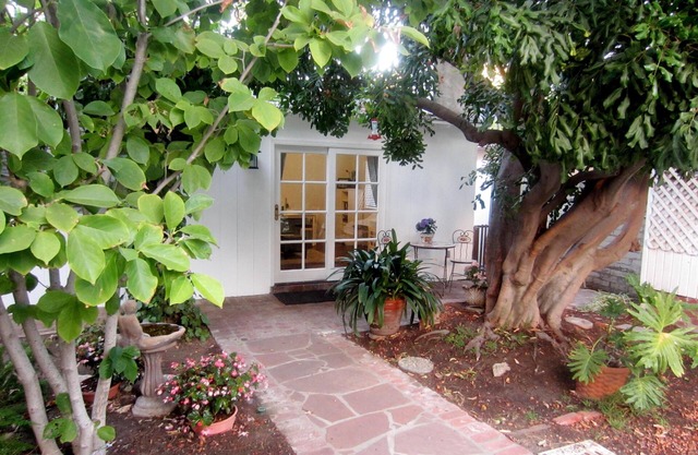 Contemporary Cottage - An LA Oasis with Private Heated Pool and Patio