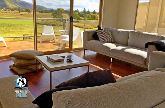 Contemporary Golf Course Frontage 3BRn