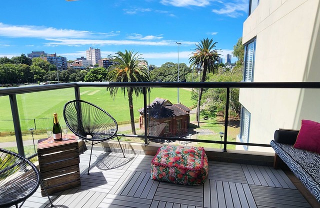 Contemporary Harbourside Apartment