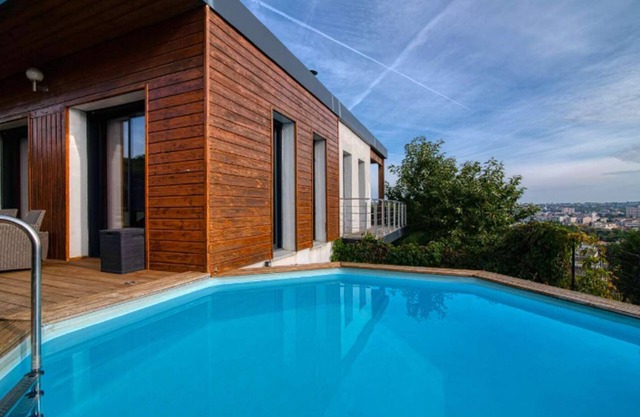 Contemporary house in toulouse on the slopes of Pech David