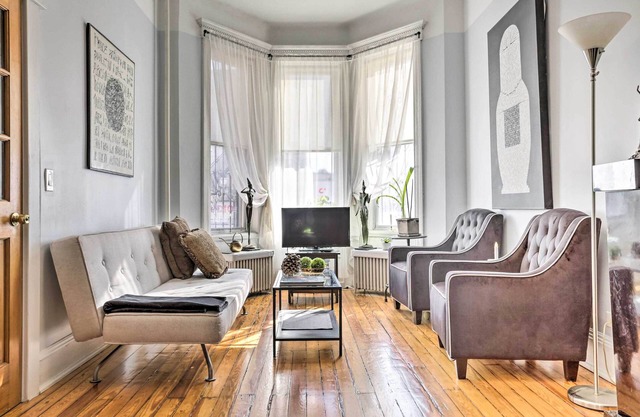 Contemporary Jersey City Abode ~ 5 Mi to NYC!
