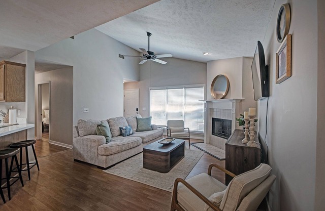 Contemporary Retreat near Lakeshore