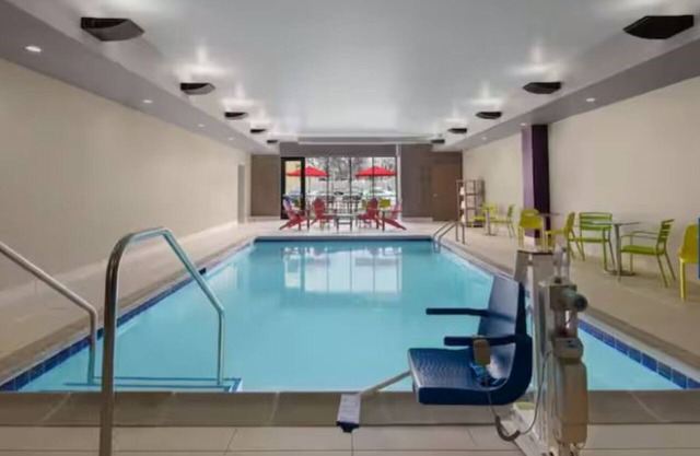 Contemporary Room Near Drake University and Airport – Prime Location!