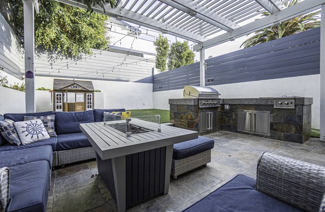 Contemporary Single Family home 1 mile from the beach.