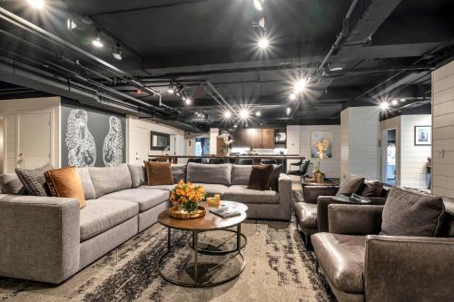 Contemporary Suite 6BR by Maddox Hotel