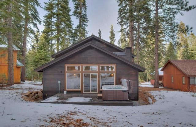 Contemporary Tahoe Donner 3BR Hot Tub- Pet Friendly- Amenity Access