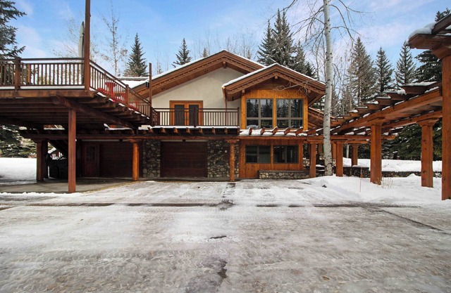 Contemporary Tyrolean Haven: Spacious 6-Bedroom Retreat in Sun Valley