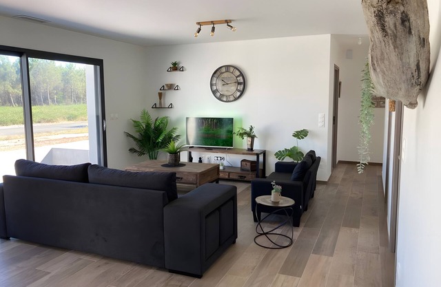 Contemporary Villa with Pool – Close to Beaches and Lake – 8 People