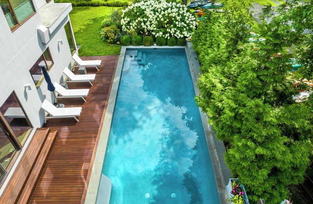 Contemporary waterfront 4BR home close to downtown Annapolis - stunning water views w/private dock/pier/private pool and kayaks.