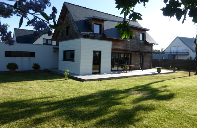 Contemporary wooden house facing south 3 'from the beach