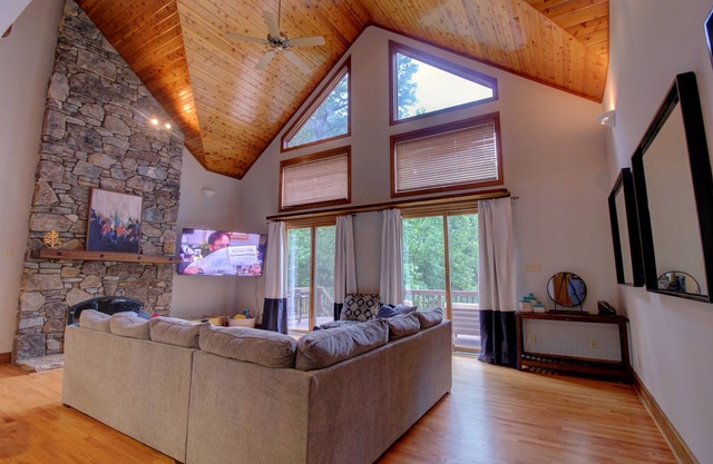 Contemporary woodland home on Lake Wylie with hot tub, sleeps 16