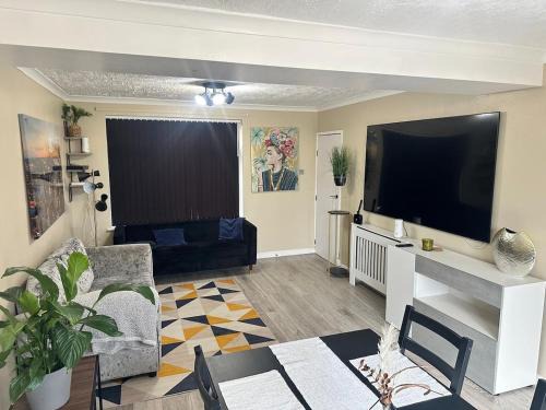 Contractor-Friendly 3-Bed Home in Strood, Kent with Free Parking