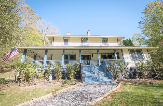 Convenient and Historic Farmhouse with modern amenities, sleeps 17