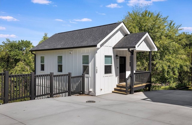 Convenient Downtown 1-Bed Home, Extended Stays & Pet-Friendly