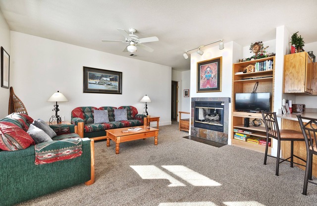 Conveniently located-Park City condo with deck and mountain views