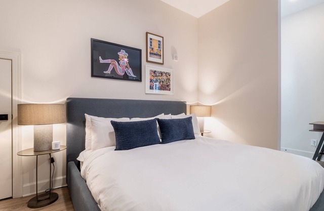 Conway D102 by AvantStay | Modern Downtown Studio in Walkable Neighborhood
